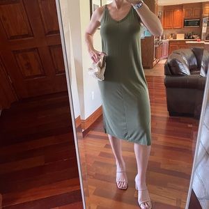 • SLEEVELESS MIDI DRESS •